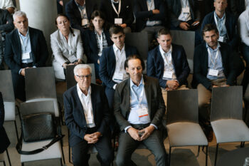 Menschen in Businesskleidung sitzen im Publikum